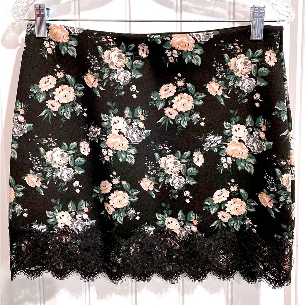 Forever 21 Black with Floral design and Lace trim Miniskirt Sz US Large